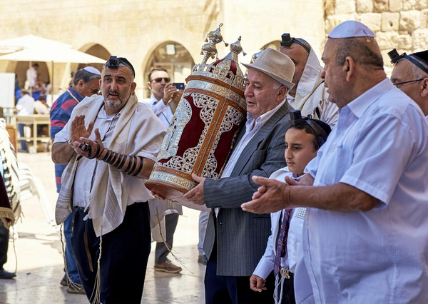 En grupp judar firar bar mitzva. 14174